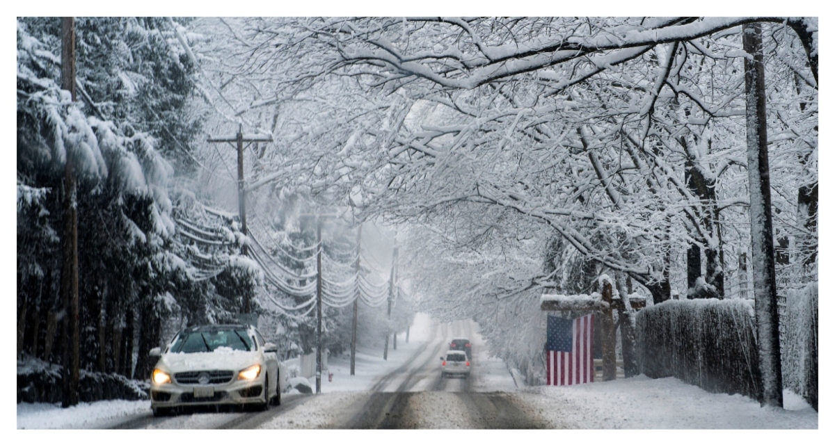 ভারী তুষারপাতে ঢেকে যাওয়া নিউ ইয়র্কের সড়ক। ছবি: রয়টার্স